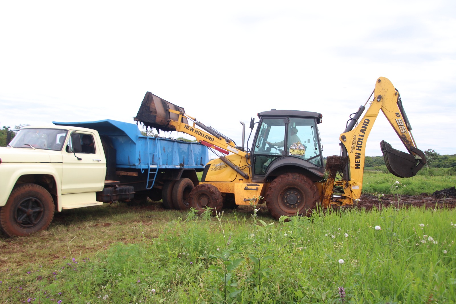 <p>La Municipalidad avanza con trabajos de saneamiento y mantenimiento de desagües en la Costanera Oeste</p>